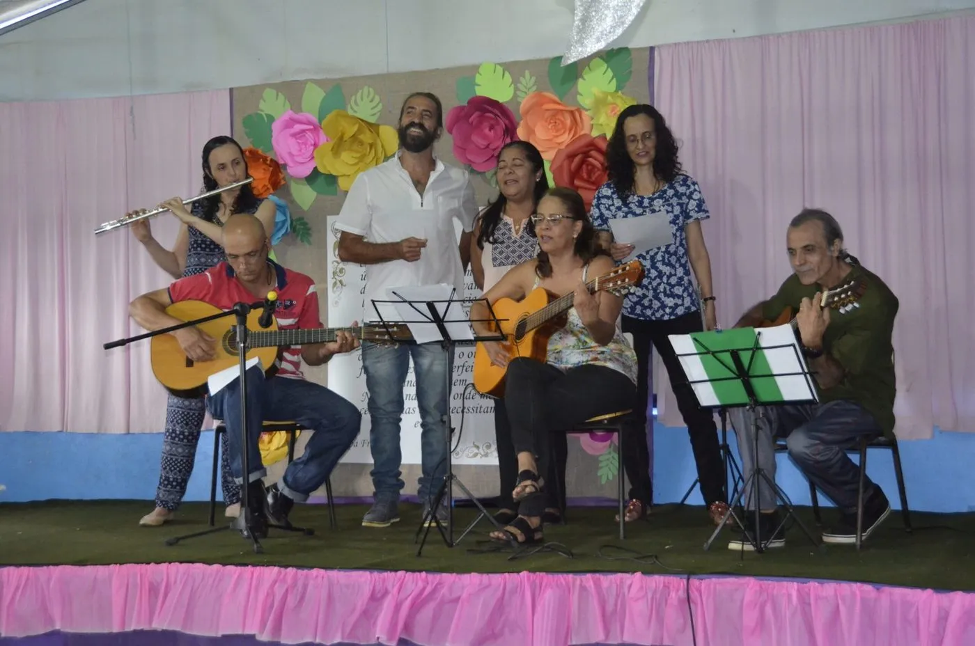 Professores da Escola Curumim tocando violão e flauta em uma apresentação